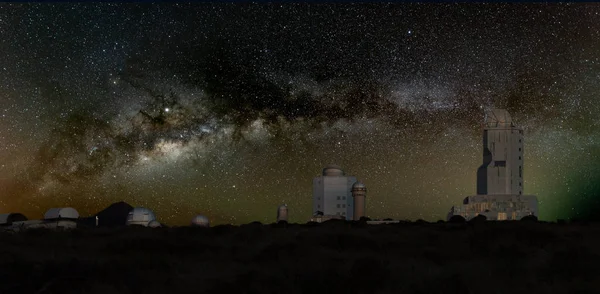 Observatório Astronômico sob as estrelas brilhantes. Via Láctea galáxia no céu escuro da montanha. Torres e cúpulas de enormes telescópios são destinadas a corpos celestes — Fotografia de Stock