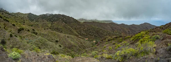 Route rurale étroite dans les montagnes du Parc Naturel Majona. Vue sur la partie nord-est de l'île de La Gomera. Îles Canaries, Espagne — Photo