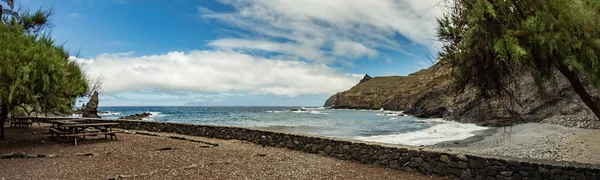 Playa De Caleta la parte noreste de la isla de La Gomera. Lugar de vacaciones favorito de los residentes locales de Hermigua y Santa Catalina, así como los turistas. Islas Canarias, España — Foto de Stock