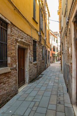 Venedik, İtalya - 02 Ağustos 2019 Venedik 'in yayaları kanallar arasında dar sokaklar. Bazı sessiz yerlerde insanlar yok.