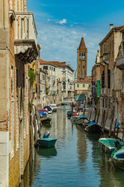 Venedik, İtalya - 02 Ağustos 2019 Venedik 'te güneşli bir günde binlerce güzel köşeden biri. Yerel halk ve turistler demirlemiş teknelerle tarihi binalar ve kanallar boyunca geziniyorlar.