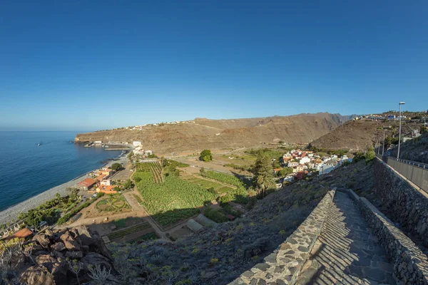 Sabahın erken saatlerinde sahilde ve limanda ılık, güneşli bir hava var. Playa de Santiago 'nun hava manzarası. Panoramik, balık gözü merceği, geniş açı. Gomera, Kanarya Adaları, İspanya — Stok fotoğraf