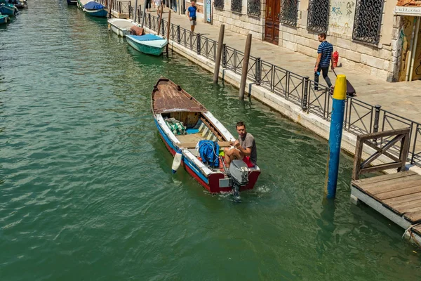 Венеція, Італія - 2 серпня 2019 р.: Один з тисяч гарних куточків у Венеції в ясний сонячний день. Місцеві жителі і туристи ходили по історичних будівлях і каналах на пришвартованих човнах. — стокове фото