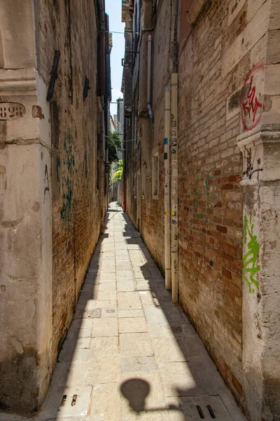 VENICE, ITÁLIA - 02 de agosto de 2019: Estreitas ruas pedestres de Veneza entre os canais. Alguns lugares tranquilos quase sem pessoas — Fotografia de Stock