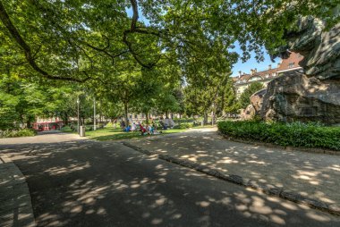 Bern, İsviçre - 26 Temmuz 2019: Güneşli yaz gününde panoramik manzara. Kleine Schanze Şehir Parkı