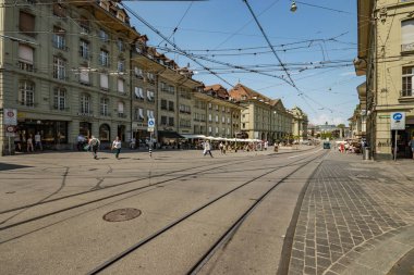 Bern, İsviçre - 26 Temmuz 2019: İsviçre 'nin tarihi başkentinin meydanlarının, sokaklarının ve binalarının panoramik manzarası