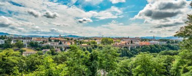 Bern, İsviçre - 27 Temmuz 2019: Güneşli yaz gününde panoramik manzara