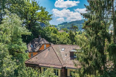 Bern, İsviçre - 30 Temmuz 2019: güneşli yaz gününde panoramik manzara. Arka planda Gurten Dağı Parkı