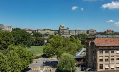 Bern, İsviçre - 30 Temmuz 2019: Güneşli yaz gününde panoramik manzara