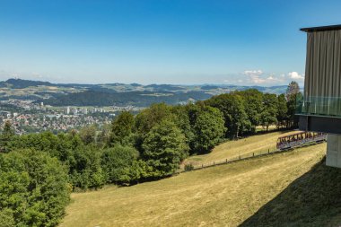 Bern, İsviçre - 30 Temmuz 2019: Güneşli yaz gününde Gurten Dağ Parkı 'nın tepesinde panoramik manzara