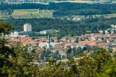 Bern, İsviçre - 30 Temmuz 2019: Güneşli yaz gününde Gurten Dağ Parkı 'nın tepesinde panoramik manzara. Telefoto mercek görüntüsü