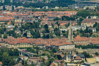 Bern, İsviçre - 30 Temmuz 2019: Güneşli yaz gününde Gurten Dağ Parkı 'nın tepesinde panoramik manzara. Telefoto mercek görüntüsü