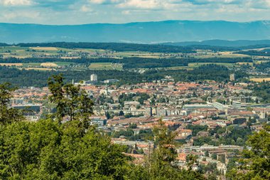 Bern, İsviçre - 30 Temmuz 2019: Güneşli yaz gününde Gurten Dağ Parkı 'nın tepesinde panoramik manzara. Telefoto mercek görüntüsü