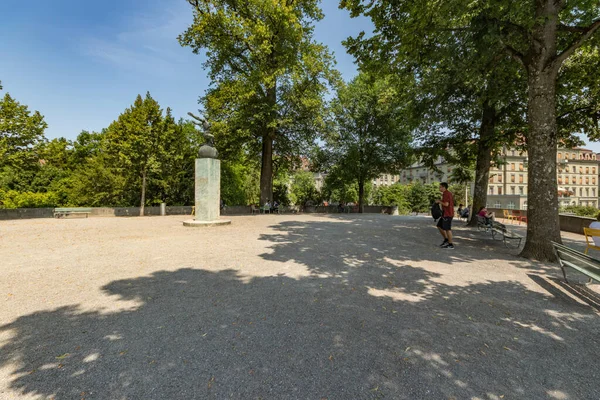 Berna, Suiza - 26 de julio de 2019: Vista panorámica en el soleado día de verano. Kleine Schanze parque de la ciudad —  Fotos de Stock