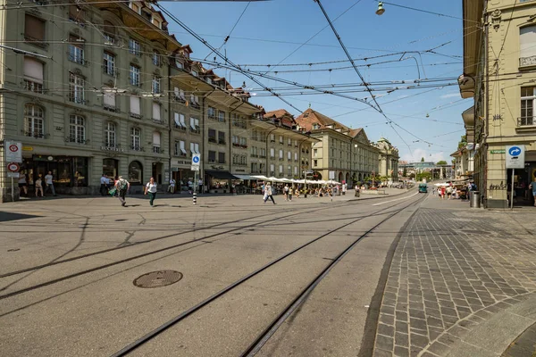 Bern, Schweiz - 26. Juli 2019: Blick auf die Plätze, Strassen und Gebäude des historischen Teils der schweizerischen Hauptstadt — Stockfoto