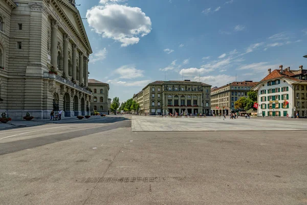 Bern, Schweiz - 26. Juli 2019: Blick auf die Plätze, Strassen und Gebäude des historischen Teils der schweizerischen Hauptstadt — Stockfoto