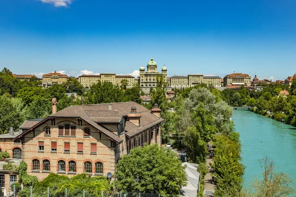 Bern, İsviçre - 30 Temmuz 2019: Güneşli yaz gününde panoramik manzara