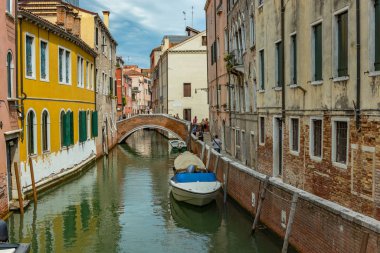Venedik, İtalya - 02 Ağustos 2019 Venedik 'te güneşli bir günde binlerce güzel köşeden biri. Yerel halk ve turistler demirlemiş teknelerle tarihi binalar ve kanallar boyunca geziniyorlar.