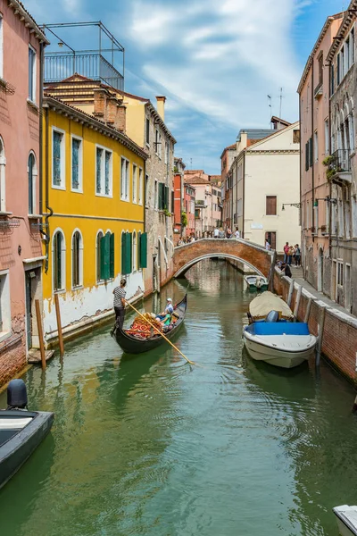 VENICE, ITALY - August 02, 2019: One of the thousands of lovely cozy corners in Venice on a clear sunny day. Locals and tourists strolling along the historical buildings and canals with moored boats — Stock Photo, Image