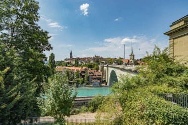 Bern, İsviçre - 26 Temmuz 2019: İsviçre 'nin tarihi başkentinin meydanlarının, sokaklarının ve binalarının panoramik manzarası