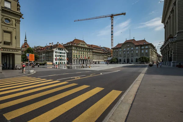 Bern, Schweiz - 26. Juli 2019: Blick auf die Plätze, Strassen und Gebäude des historischen Teils der schweizerischen Hauptstadt — Stockfoto