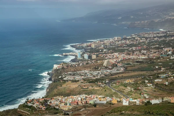 Esta fotografía panorámica, tomada en un Mirador de El Lance, muestra la costa norte de Tenerife y el valle de Orotava. Tenerife, Islas Canarias — Foto de Stock