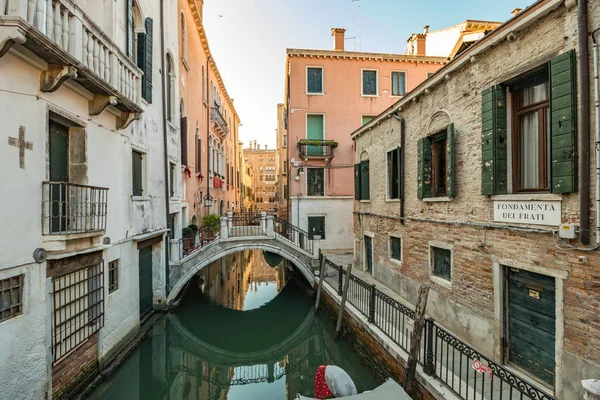 Venecia Italia Agosto 2019 Calles Peatonales Estrechas Venecia Entre Los —  Fotos de Stock