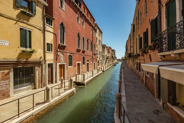 Venice Italy August 2019 Narrow Pedestrian Streets Venice Bitween Channels — Stockfoto