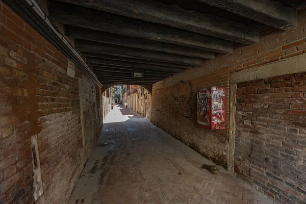 Venice Italy August 2019 Narrow Pedestrian Streets Venice Bitween Channels — Zdjęcie stockowe