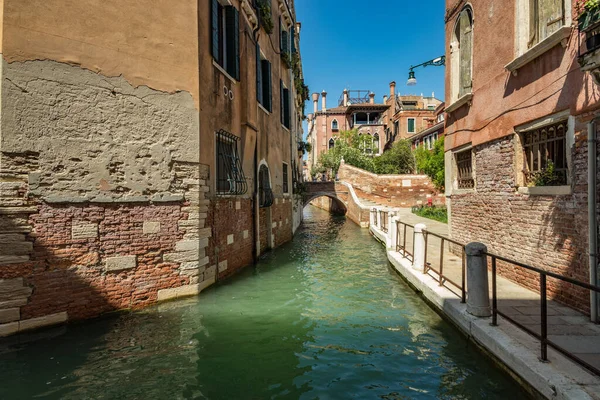 Venecia Italia Agosto 2019 Calles Peatonales Estrechas Venecia Entre Los — Foto de Stock