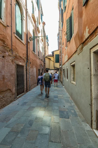 Venecia Italia Agosto 2019 Calles Peatonales Estrechas Venecia Entre Los — Foto de Stock