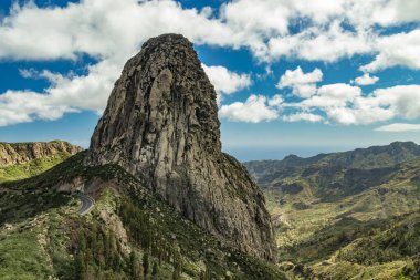 La Gomera adasındaki Agando Rock. Volkanik dolgu (ayrıca volkanik boyun veya lav boyun olarak da bilinir), magmanın aktif bir volkanda sertleştiği zaman oluşan volkanik bir nesnedir..
