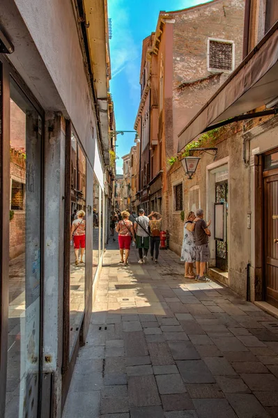 Venecia Italia Agosto 2019 Calles Peatonales Estrechas Venecia Locales Turistas — Foto de Stock