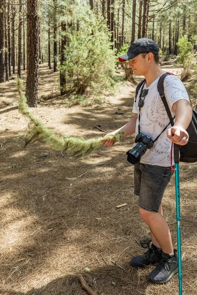 Giovane Viaggiatore Berretto Con Uno Zaino Una Macchina Fotografica Tiene — Foto Stock