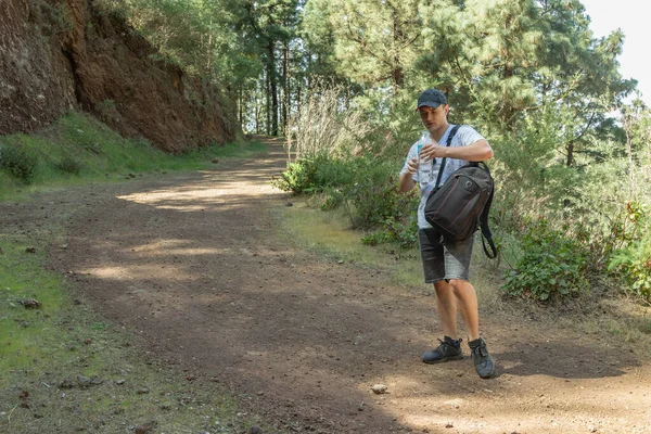 Viajante Jovem Gorro Com Paradas Mochila Estrada Local Guarda Uma — Fotografia de Stock