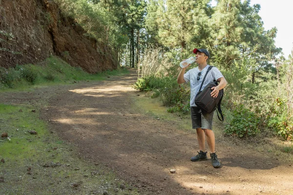 Viajante Jovem Gorro Com Paradas Mochila Estrada Local Guarda Uma — Fotografia de Stock