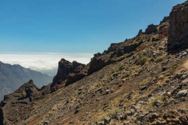 Bulutların üstünde. Ulusal Park Caldera de Taburiente 'nin hava manzarası, Roque de los Muchachos' un dağ zirvesinden görülen volkanik krater. La Palma, İspanya
