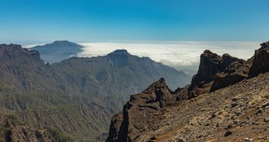 Bulutların üstünde. Ulusal Park Caldera de Taburiente 'nin hava manzarası, Roque de los Muchachos' un dağ zirvesinden görülen volkanik krater. La Palma, İspanya