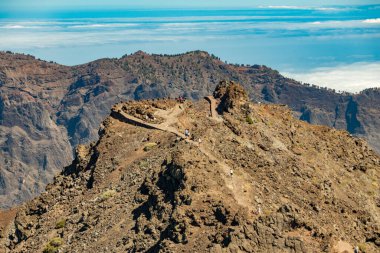 Bulutların üstünde. Ulusal Park Caldera de Taburiente 'nin hava manzarası, Roque de los Muchachos' un dağ zirvesinden görülen volkanik krater. La Palma, İspanya