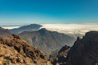 Bulutların üstünde. Ulusal Park Caldera de Taburiente 'nin hava manzarası, Roque de los Muchachos' un dağ zirvesinden görülen volkanik krater. La Palma, İspanya