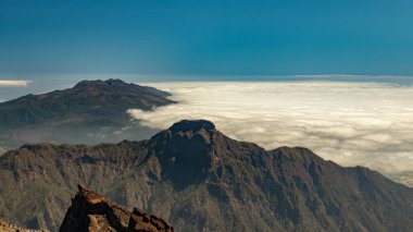 Bulutların üstünde. Ulusal Park Caldera de Taburiente 'nin hava manzarası, Roque de los Muchachos' un dağ zirvesinden görülen volkanik krater. La Palma, İspanya