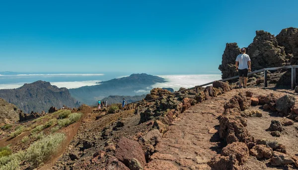 Ulusal Park Caldera de Taburiente 'nin hava manzarası, Roque de los Muchachos' un dağ zirvesinden görülen volkanik krater. El Hierro bulutların üzerinde ufukta. La Palma, İspanya