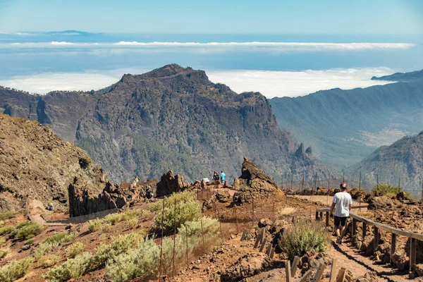 Ulusal Park Caldera de Taburiente 'nin hava manzarası, Roque de los Muchachos' un dağ zirvesinden görülen volkanik krater. El Hierro bulutların üzerinde ufukta. La Palma, İspanya