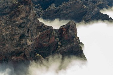 Bulutların üstünde. Ulusal Park Caldera de Taburiente 'nin hava manzarası, Roque de los Muchachos' un dağ zirvesinden görülen volkanik krater. La Palma, İspanya