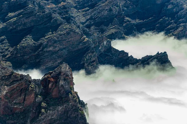Bulutların üstünde. Ulusal Park Caldera de Taburiente 'nin hava manzarası, Roque de los Muchachos' un dağ zirvesinden görülen volkanik krater. La Palma, İspanya