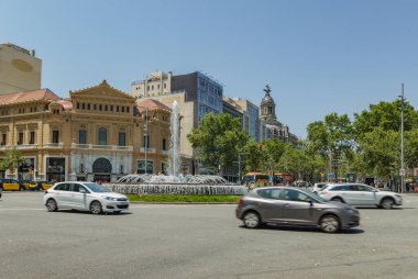 BARCELONA, İspanya - 28 Haziran 2016: Barcelona 'daki sokaklar ve binalar - Katalonya' nın başkenti. Açık mavi gökyüzü ile güzel bir yaz günü.