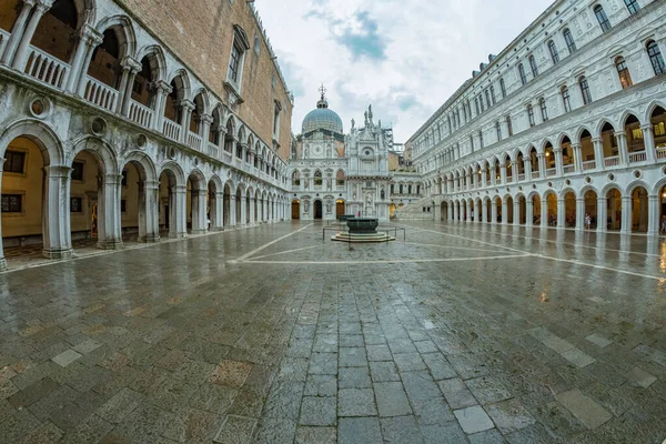 Wenice Włochy Sierpnia 2019 Dziedziniec Pałacu Psów Palazzo Ducale Popołudnie — Zdjęcie stockowe