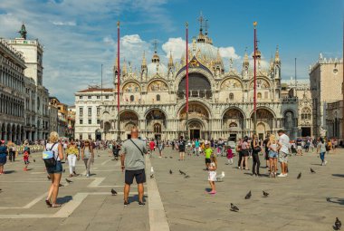 St. Mark Meydanı, VENICE, İtalya - 02 Ağustos 2019: Loggetta del Sansovino Müzesi, Torre dell Orologio, Bazilika ve San Marco Müzesi Yerel ve turistler tarihi binalar boyunca geziniyorlar.