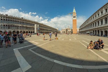 St. Mark Meydanı, VENICE, İtalya - 02 Ağustos 2019: Loggetta del Sansovino Müzesi, Torre dell Orologio, Bazilika ve San Marco Müzesi Yerel ve turistler tarihi binalar boyunca geziniyorlar.