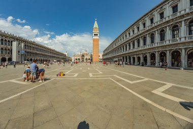 St. Mark Meydanı, VENICE, İtalya - 02 Ağustos 2019: Loggetta del Sansovino Müzesi, Torre dell Orologio, Bazilika ve San Marco Müzesi Yerel ve turistler tarihi binalar boyunca geziniyorlar.
